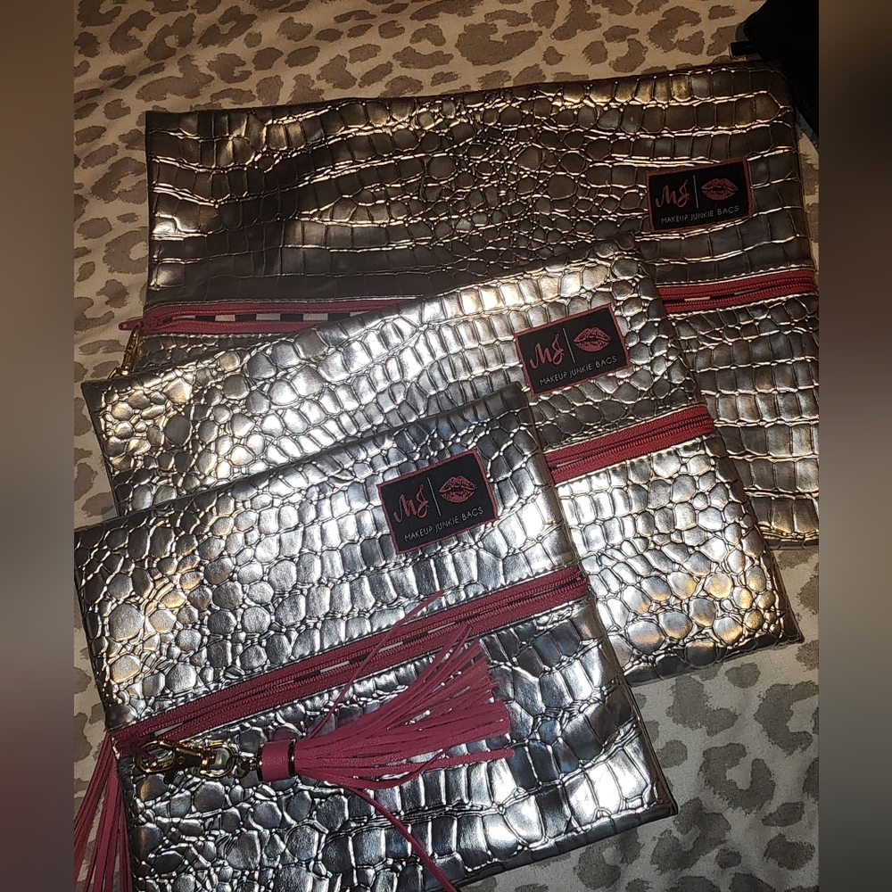 Makeup Junkie bag set, silver with pink tassels